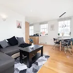 Spacious 2-Bed Apartment Near Stockwell & Brixton Free Wifi & Quick Central London Access