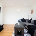 Spacious 2-Bed Apartment Near Stockwell & Brixton Free Wifi & Quick Central London Access