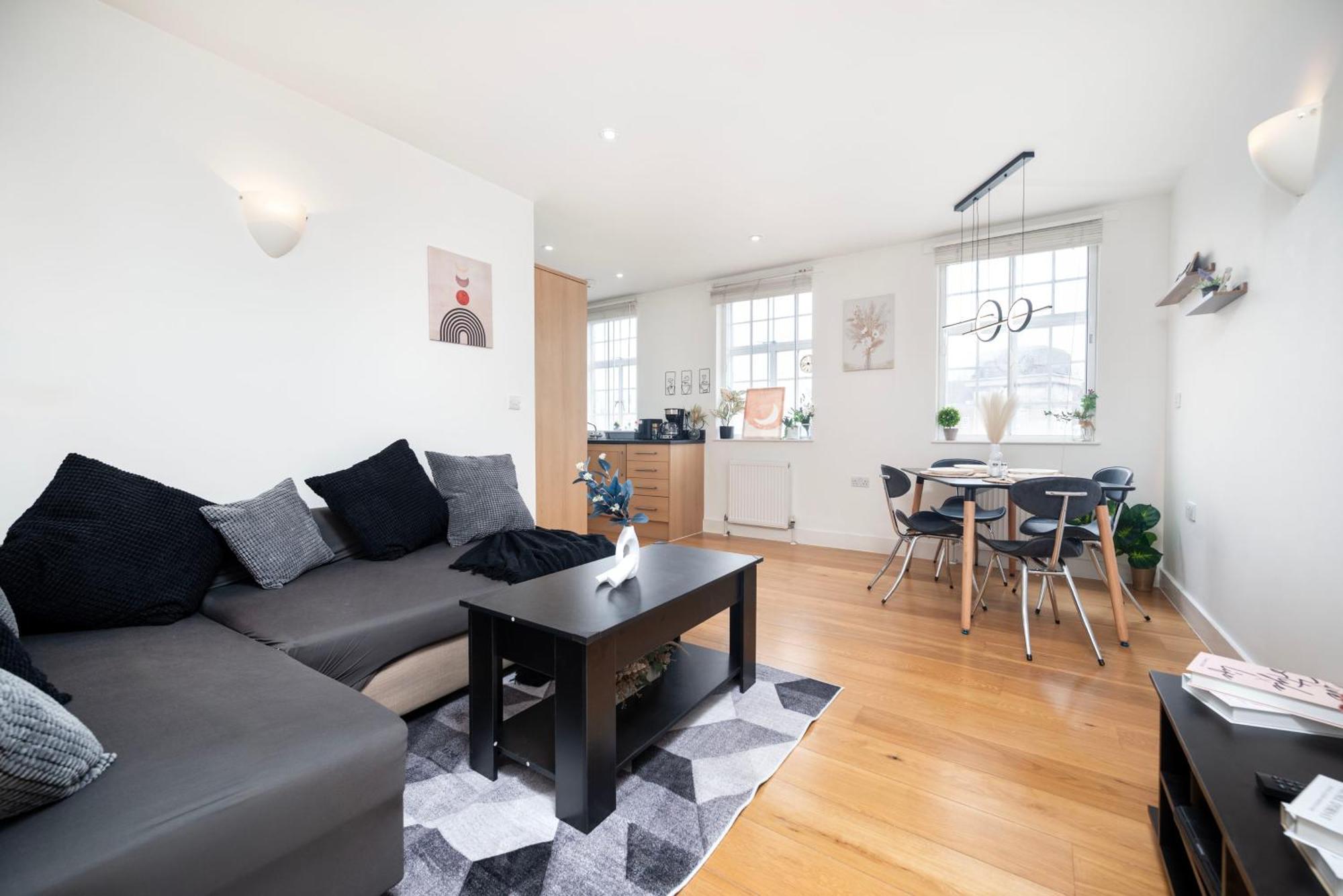 Spacious 2-bed Near Stockwell & Brixton Free Wifi & Quick Access Apartment *