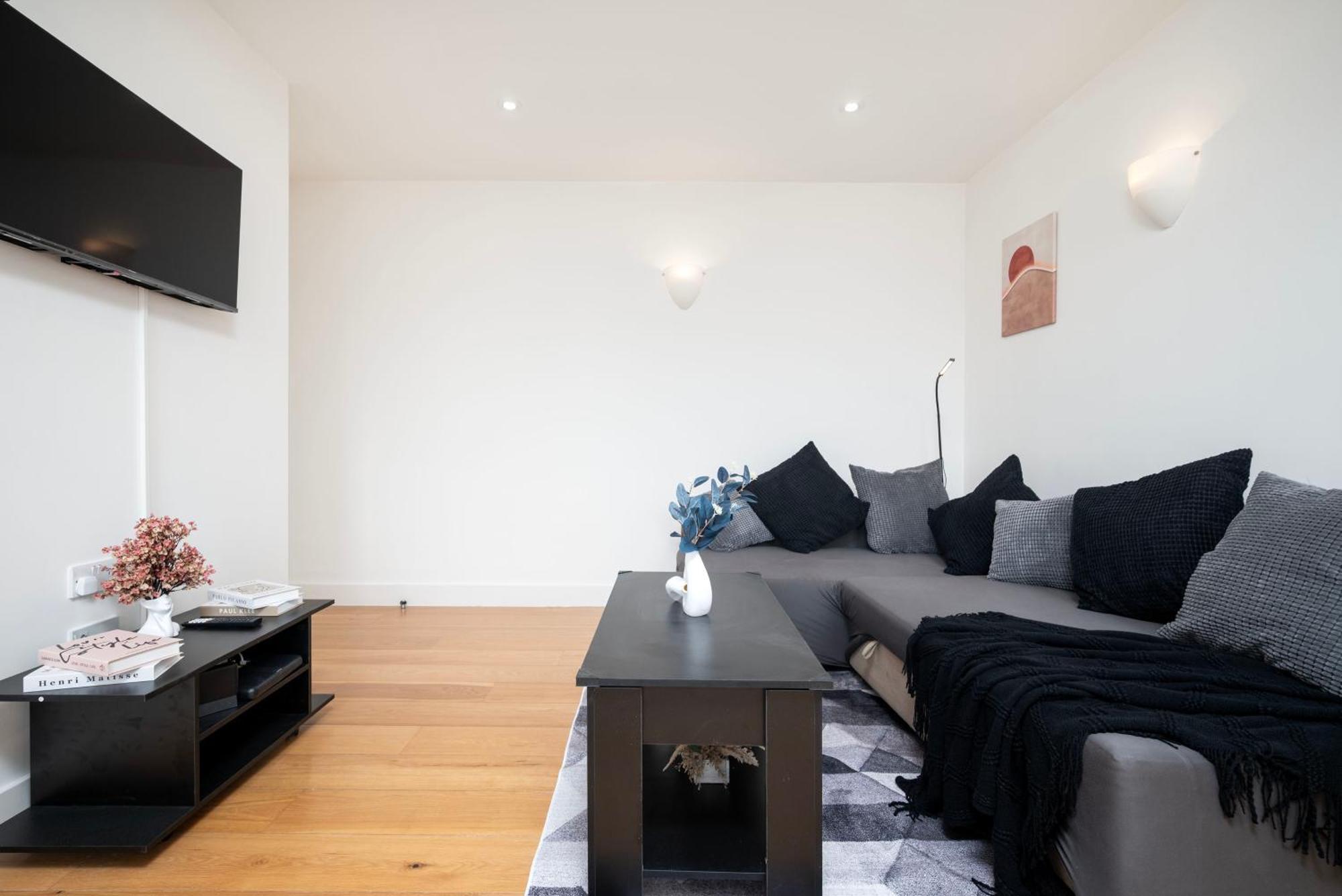 Spacious 2-bed Near Stockwell & Brixton Free Wifi & Quick Access Apartment *